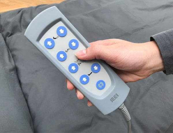 Die Betthöhe und die Liegefläche können vollelektrisch mit dem intuitiven und ergonomisch gestalteten Handschalter eingestellt werden